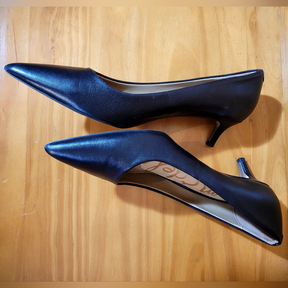 Classic Black Kitten Heel Pumps 🖤 - Picture 8 of 10